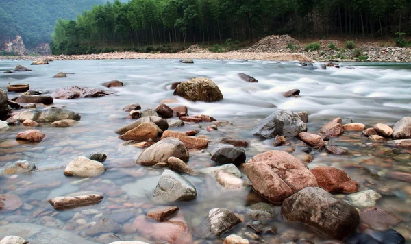 Agua que fluye sobre las rocas de montaña —  Fotos de Stock