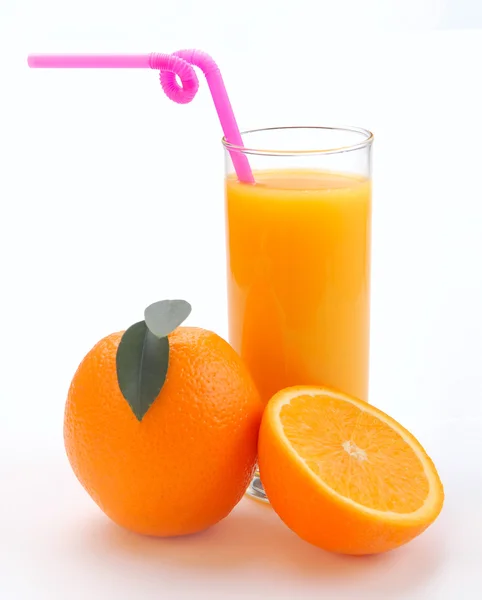 Sinaasappelsap in een glas en een oranje — Stockfoto