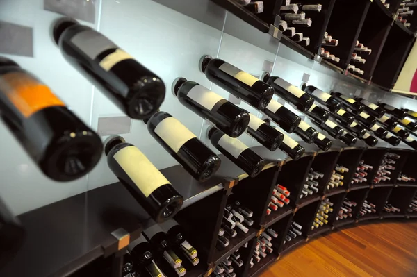 Garrafas de vinho na loja — Fotografia de Stock