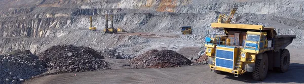 Panorama de uma mina a céu aberto — Fotografia de Stock