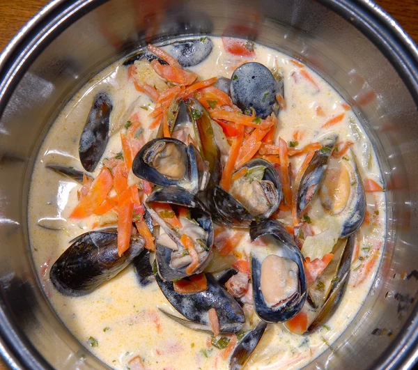 The big mussels in sauce — Stock Photo, Image