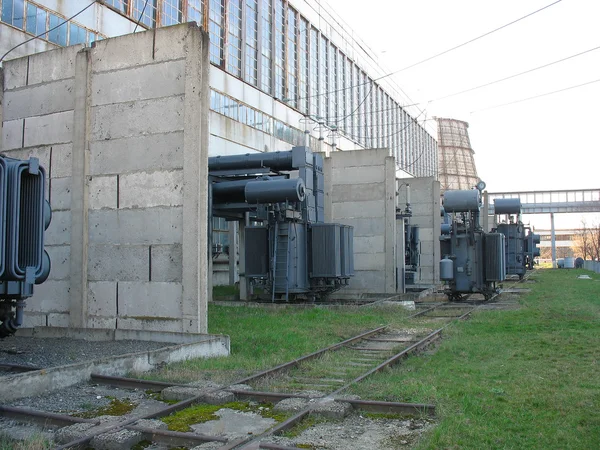 Línea de enormes convertidores de energía eléctrica — Foto de Stock