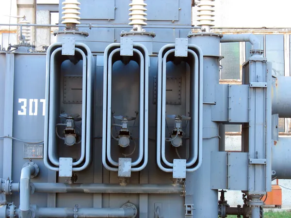 Огромный высоковольтный электрический преобразователь — стоковое фото
