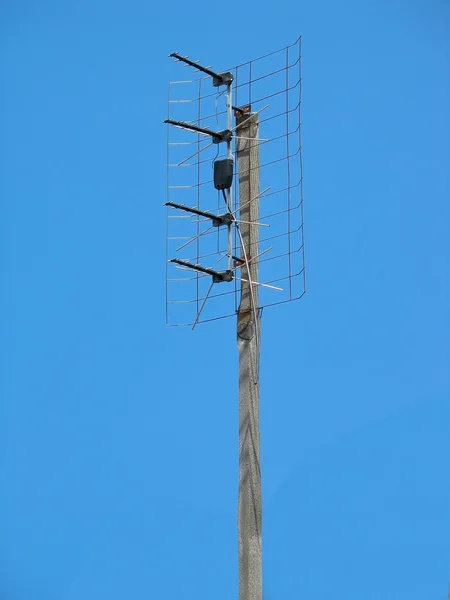 Mavi gökyüzü üzerinde eski tv anteni — Stok fotoğraf