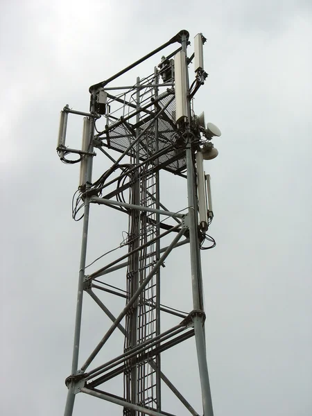 Комунікаційна вежа з телефонними антенами — стокове фото