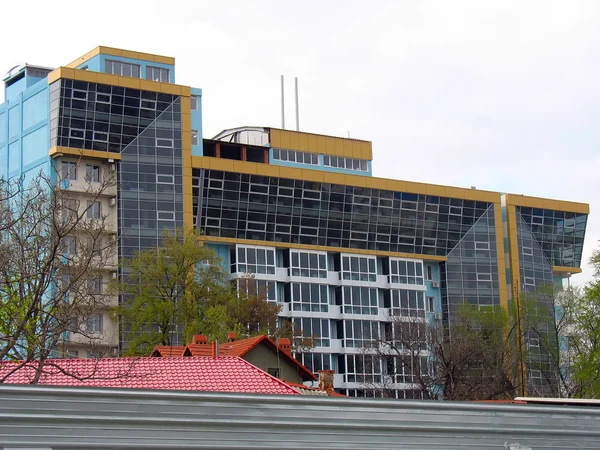 Sadece inşaatı şık yeni ofis binası — Stok fotoğraf