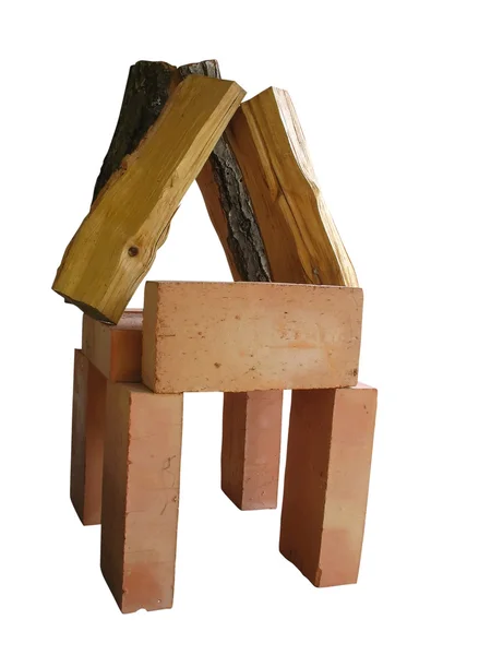Mattoni e tronchi di legno disposti come una casa — Foto Stock