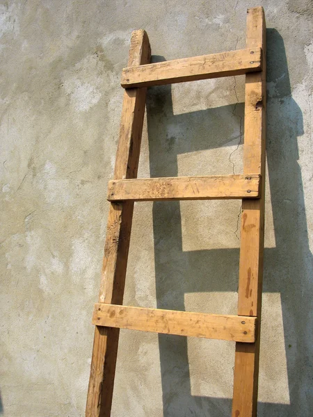 Vieille échelle en bois au-dessus du mur — Photo
