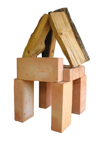 Tegel och trä loggar ordnade som ett hus begrepp isolerade — Stockfoto