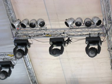 sahne aydınlatma ışık ekipmanları ve projektörler