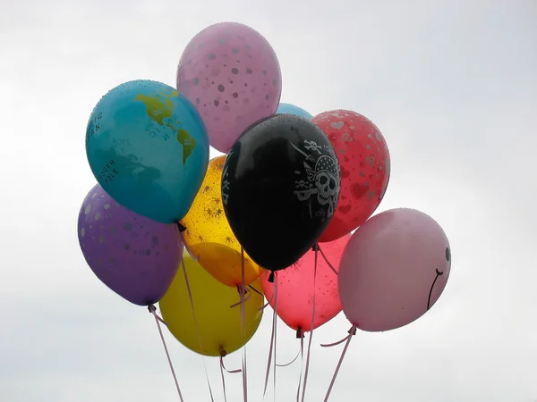 Ομάδα της πολύχρωμα μπαλόνια ήλιο-γεμισμένες πάνω από ουρανό — Φωτογραφία Αρχείου