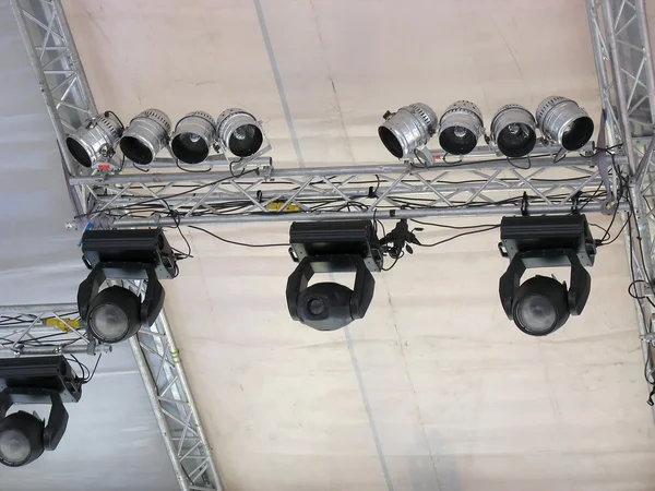 Sahne aydınlatma ışık ekipmanları ve projektörler — Stok fotoğraf