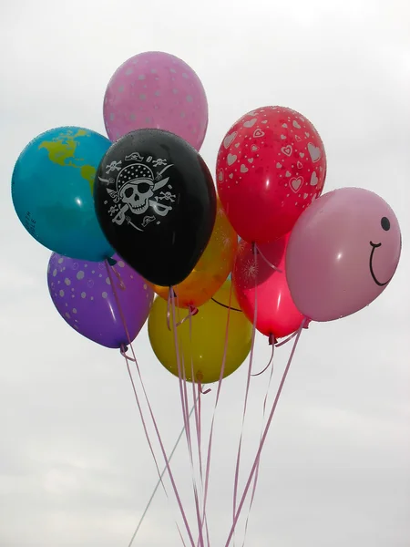 Groupe de ballons colorés remplis d'hélium au-dessus du ciel — Photo