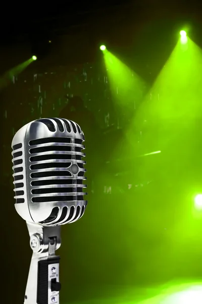 Renkli arkaplanda mikrofon — Stok fotoğraf
