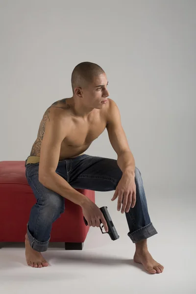 Mladý svalnatý Tetovaný muž — Stock fotografie