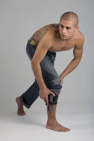年轻肌肉纹身的男子 — 图库照片