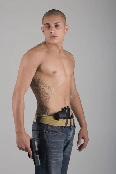Молодой мускулистый татуированный человек — стоковое фото