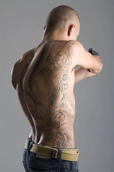 Mladý svalnatý Tetovaný muž — Stock fotografie