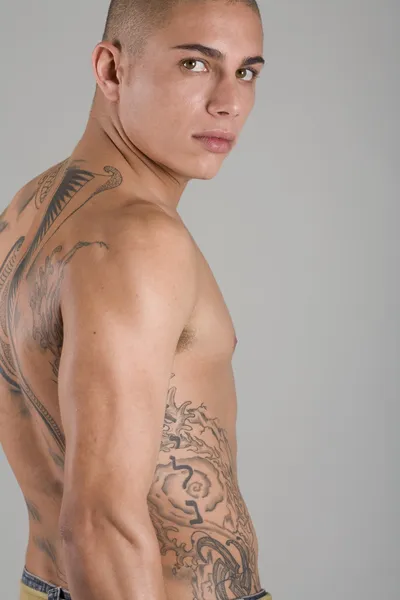 Fiatal, izmos, tetovált férfi — Stock Fotó
