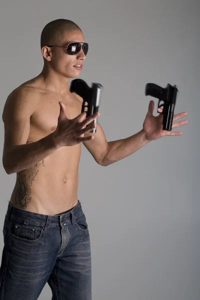Jovem muscular tatuado homem — Fotografia de Stock