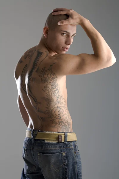 Fiatal, izmos, tetovált férfi — Stock Fotó