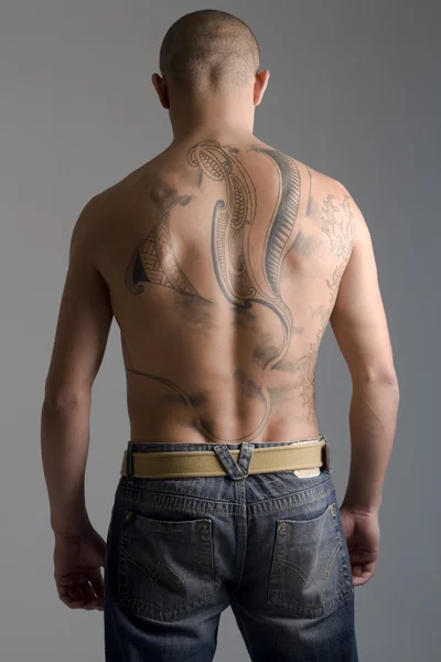 若い筋肉の刺青の男 — ストック写真