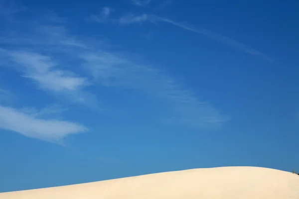 Dune di sabbia e cielo — Foto Stock