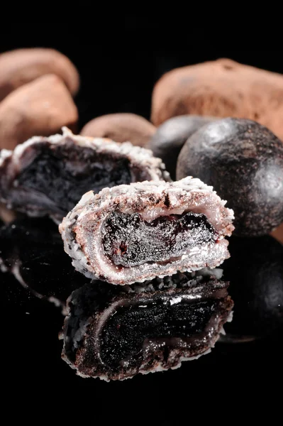 Bonbons auf schwarzem Hintergrund — Stockfoto