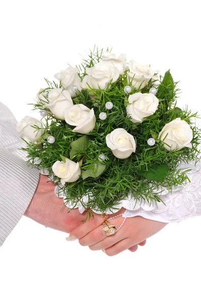 Bruid en bruidegom handen met boeket — Stockfoto