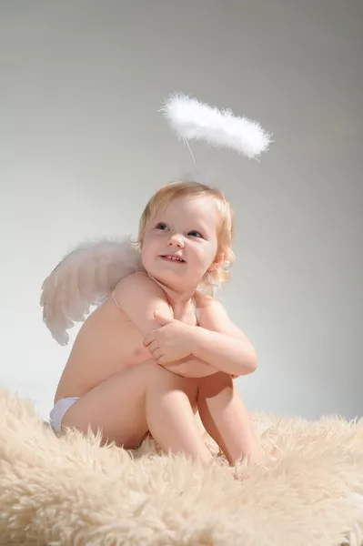 Kleines Engelmädchen — Stockfoto