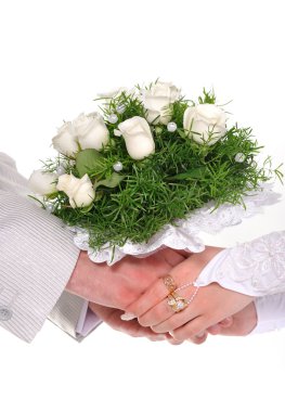 Gelin ve damat elleri buketle