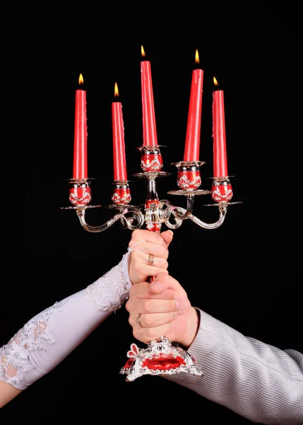 Наречена і наречена руки зі свічками — стокове фото