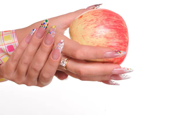 Frauenhände mit Apfel — Stockfoto