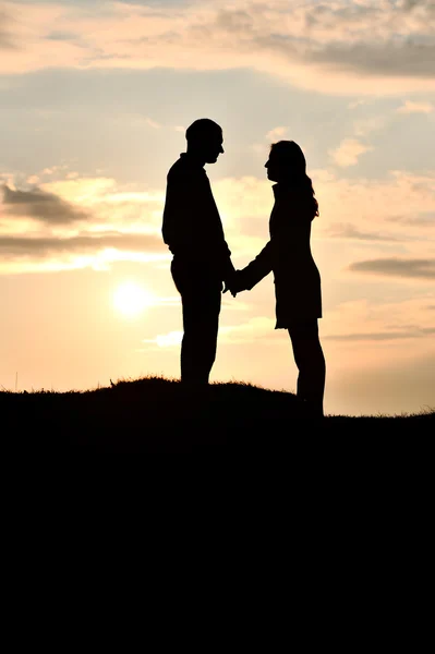 Silhouetted coppia amorevole al tramonto — Foto Stock