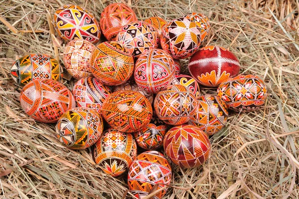 Velikonoční vejce na seno — Stock fotografie