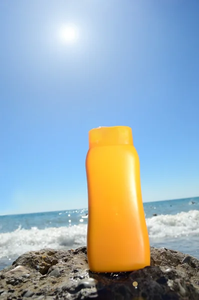 Rör med solskydd på stranden av oceanen — Stockfoto