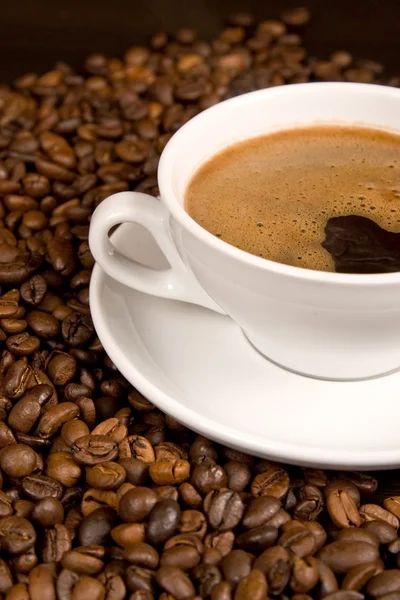 Caffè caldo e chicchi di caffè — Foto Stock