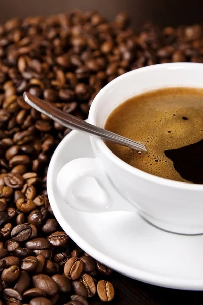Warme koffie en koffiebonen — Stockfoto