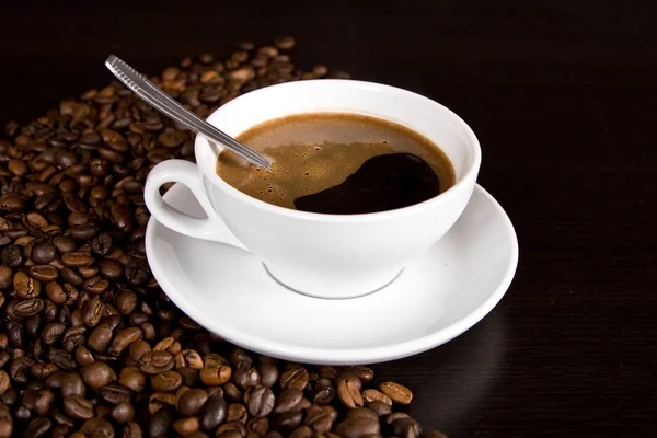 Café caliente y granos de café —  Fotos de Stock