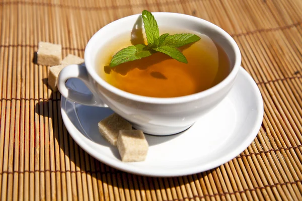 Біла чашка чаю, освітлена приємним денним світлом — стокове фото
