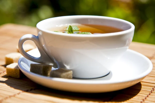 Taça de chá branco iluminado pela luz do dia agradável — Fotografia de Stock