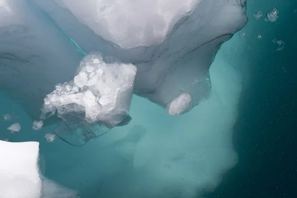 Iceberg abaixo da superfície da água — Fotografia de Stock