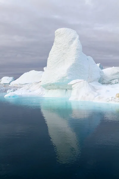 Eisberg mit schöner Spiegelung — Stockfoto