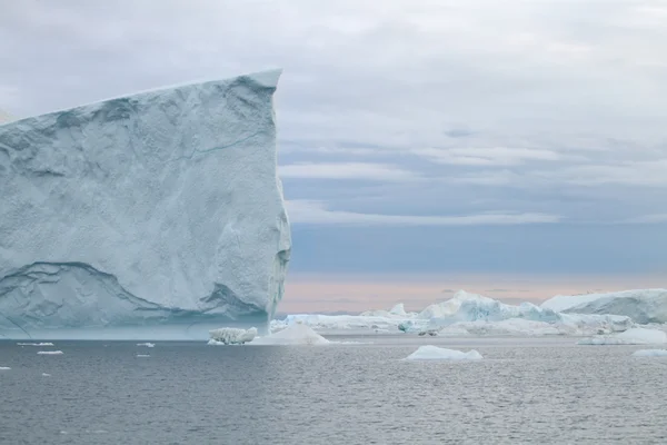 Iceberg em Ilulissat ao pôr do sol — Fotografia de Stock