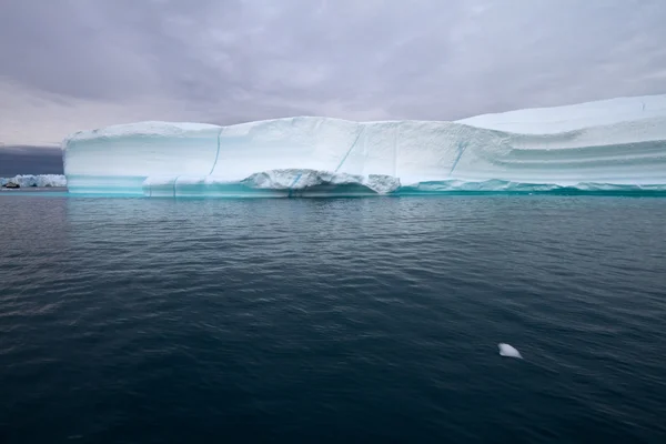 Eisberg mit türkisblauer Linie — Stockfoto
