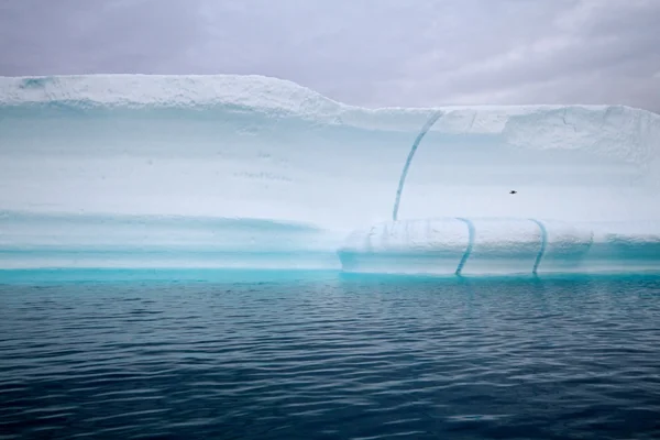Turkuaz hattı ile buzdağı — Stok fotoğraf