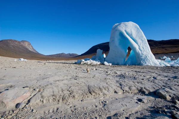 Sculpture iceberg dans un lac desséché — Photo
