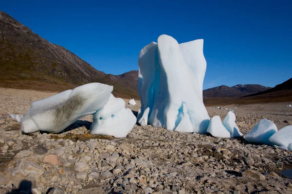 Icebergs no meio de um lago seco — Fotografia de Stock