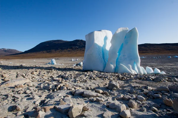 Айсберг посреди высохшего озера — стоковое фото
