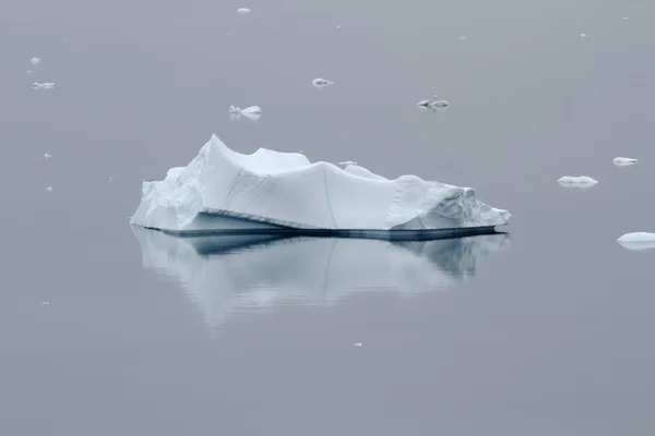 Iceberg espelhado — Fotografia de Stock